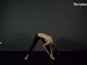 FlexyTeens - Zina flashes flexible bare bod